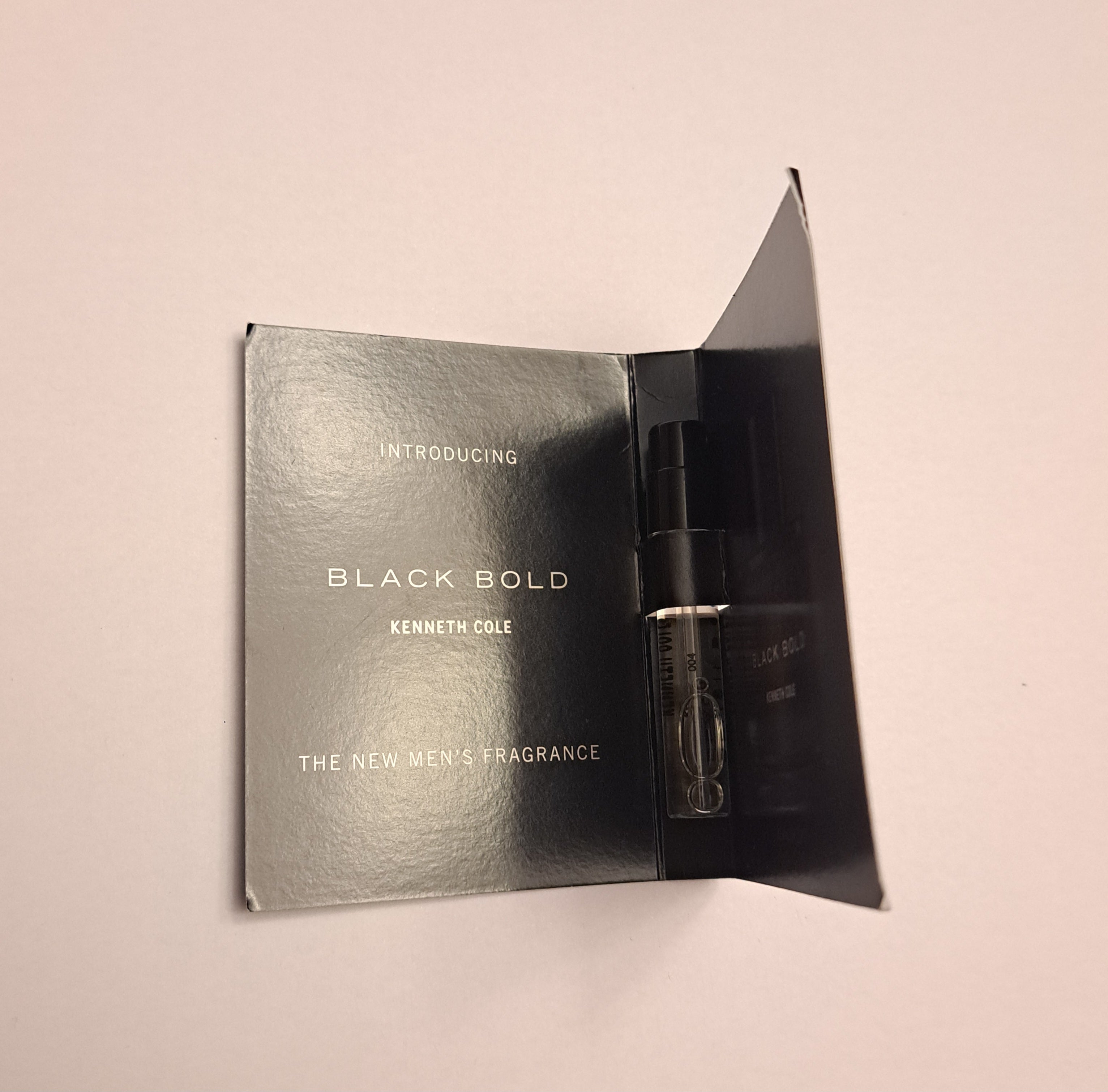 Kenneth Cole Black Bold Eau de Parfum Spray Vaporisateur, 1.5 ml